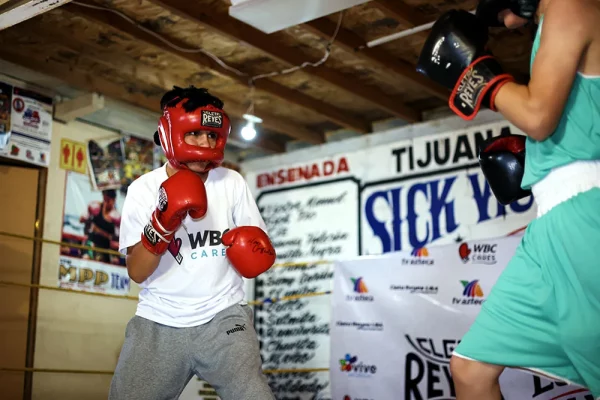 Students from Sick Vic & Meño’s gym giving a sparring demonstration on the ring at the 'Espiritu de Campeón' event
