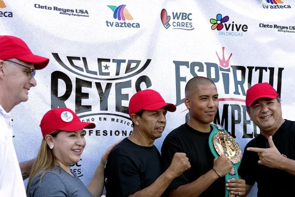 Elizabeth Reyes (WBC Cares collaborator), and members of Cleto Reyes posing with Eduardo Hernandez' son at the 'Espíritu de Campeón', holding a WBC champion belt replica