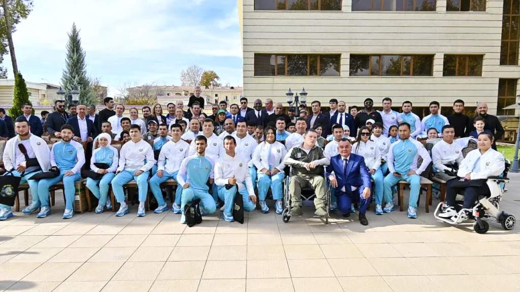 WBC President, Mauricio Sulaiman, Mike Tyson, Evander Holyfield, Billy Dibb, Raja Amasheh, Chiquita Gonzalez, Emma Góngora, and other WBC Champions posing with some young attendees to the event.
