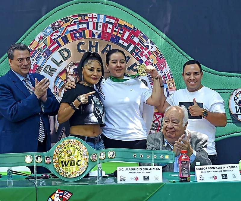 Narda Castro posing with her medal alongside boxing legend Mariana 'Barby' Juarez, Julio Ceja and WBC President Mauricio Sulaiman