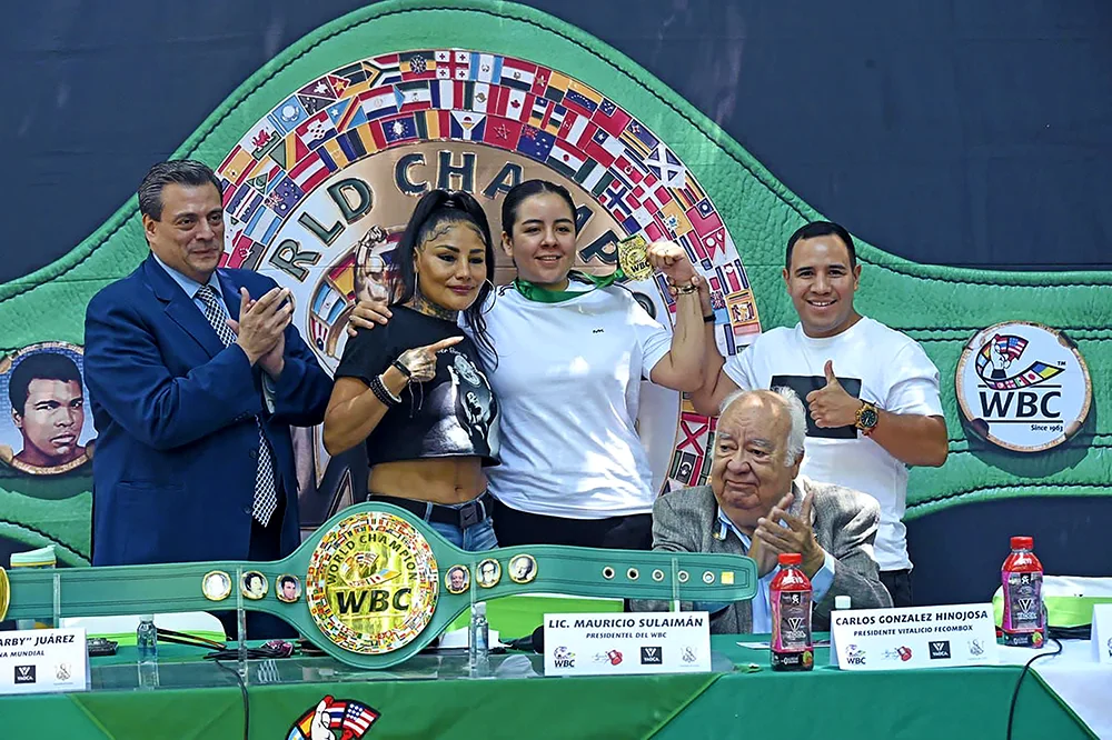 Narda Castro posing with her medal alongside boxing legend Mariana 'Barby' Juarez, Julio Ceja and WBC President Mauricio Sulaiman