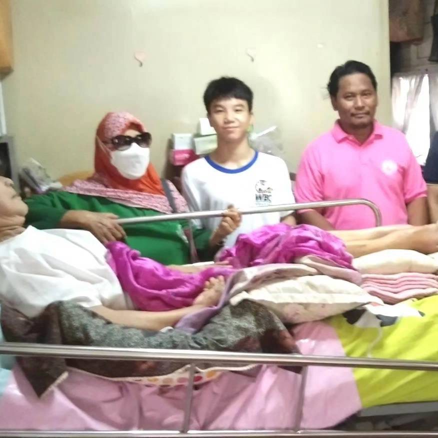 Rafa Oakkharathewa visiting elderly patient at hospital