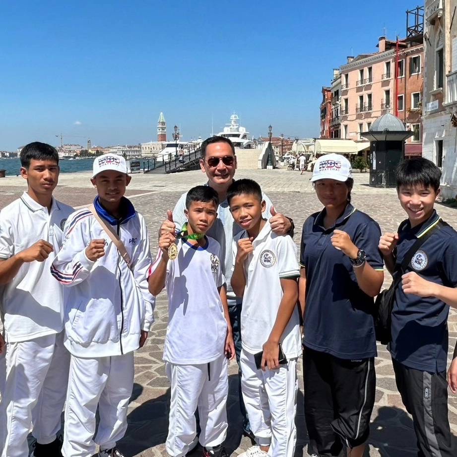 Rafa Oakkharathewa posing with other young fighters